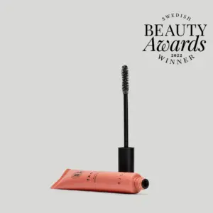 BJÖRK TÄMJA Flyaway Tamer – finishing stick som tämjer flygiga hårstrån med kokosolja, sheasmör och aminosyror. Köp hos Edmond Hair Shop i Malmö eller online på edmondhairshop.se.