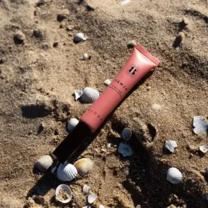 BJÖRK TÄMJA Flyaway Tamer – finishing stick som tämjer flygiga hårstrån med kokosolja, sheasmör och aminosyror. Köp hos Edmond Hair Shop i Malmö eller online på edmondhairshop.se.