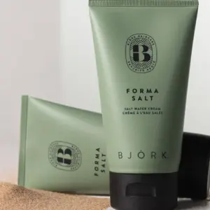BJÖRK FORMA SALT Salt Water Cream – texturerande saltvattenkräm med värmeskydd som skapar naturliga strandvågor och definierade lockar, finns på Edmondhairshop.se