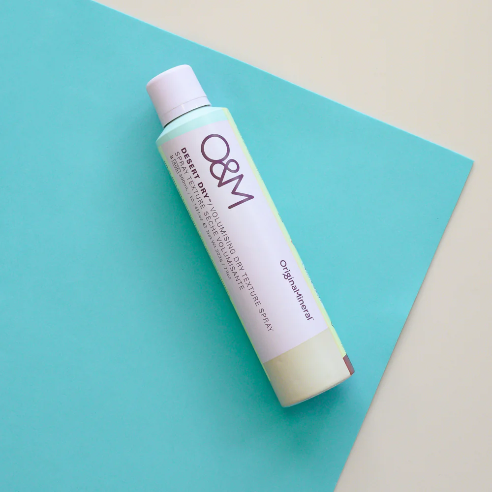 O&M Desert Dry Texture Spray som ger volym, textur och fräschar upp håret mellan tvättar