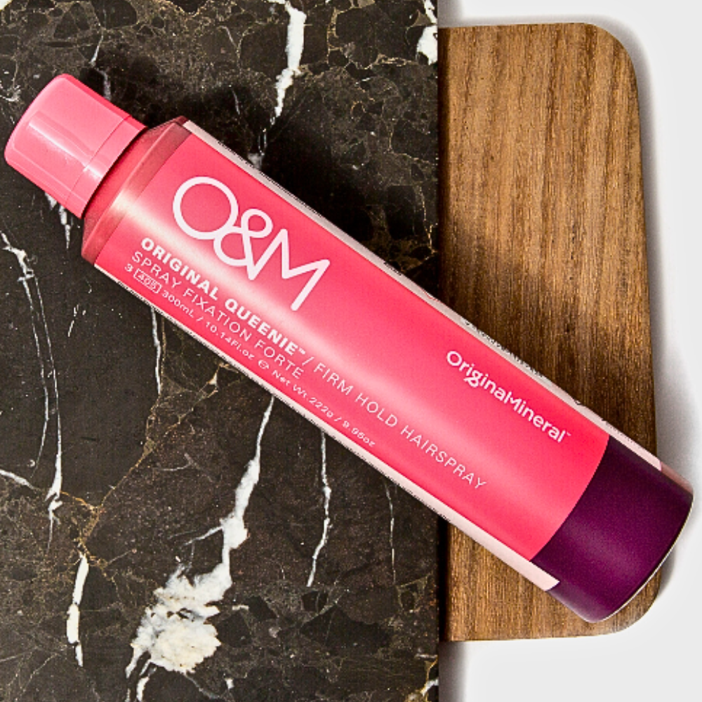 O&M Original Queenie Hairspray – flexibel hårspray med Lilly Pilly och Quandong. Ger naturlig stadga utan klibbighet. Köp hos Edmond Hair Shop i Malmö.