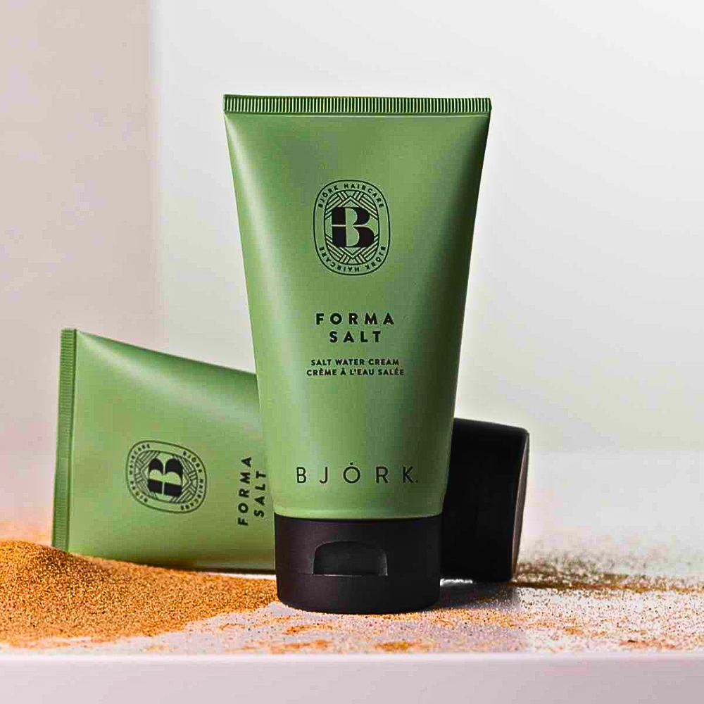 BJÖRK FORMA SALT Salt Water Cream – texturerande saltvattenkräm med värmeskydd som skapar naturliga strandvågor och definierade lockar, finns på Edmondhairshop.se