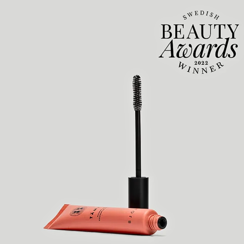 BJÖRK TÄMJA Flyaway Tamer – finishing stick som tämjer flygiga hårstrån med kokosolja, sheasmör och aminosyror. Köp hos Edmond Hair Shop i Malmö eller online på edmondhairshop.se.