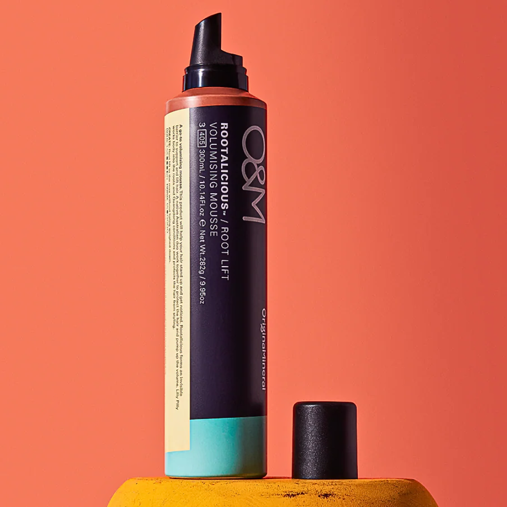 O&M Rootalicious Root Lift Mousse – naturlig volym och lyft för alla hårtyper. Köp hos Edmond Hair Shop eller Edmond Hair i Malmö.