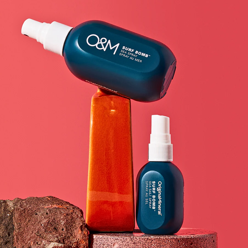 O&M Surf Bomb – saltvattenspray som ger naturlig textur, volym och strandkänsla året runt. Köp hos Edmond Hair Shop eller Edmond Hair i Malmö.