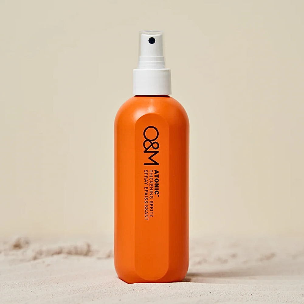 O&M Atonic Thickening Spritz – volymgivande, vårdande spray för fylligare hår. Köp hos Edmond Hair Shop Malmö.