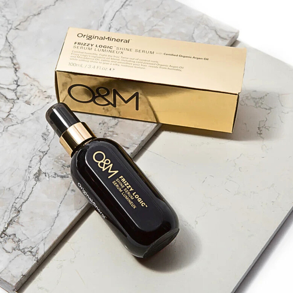 Statiskt hår på vintern – tips för att återfukta och motverka elektriskt hår med O&M Frizzy Logic från Edmond Hair Shop Malmö