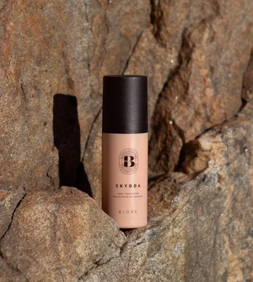 Alt="Björk Skydda – vegansk och hållbar hårvård inspirerad av nordisk natur – hos Edmond Hair Shop"